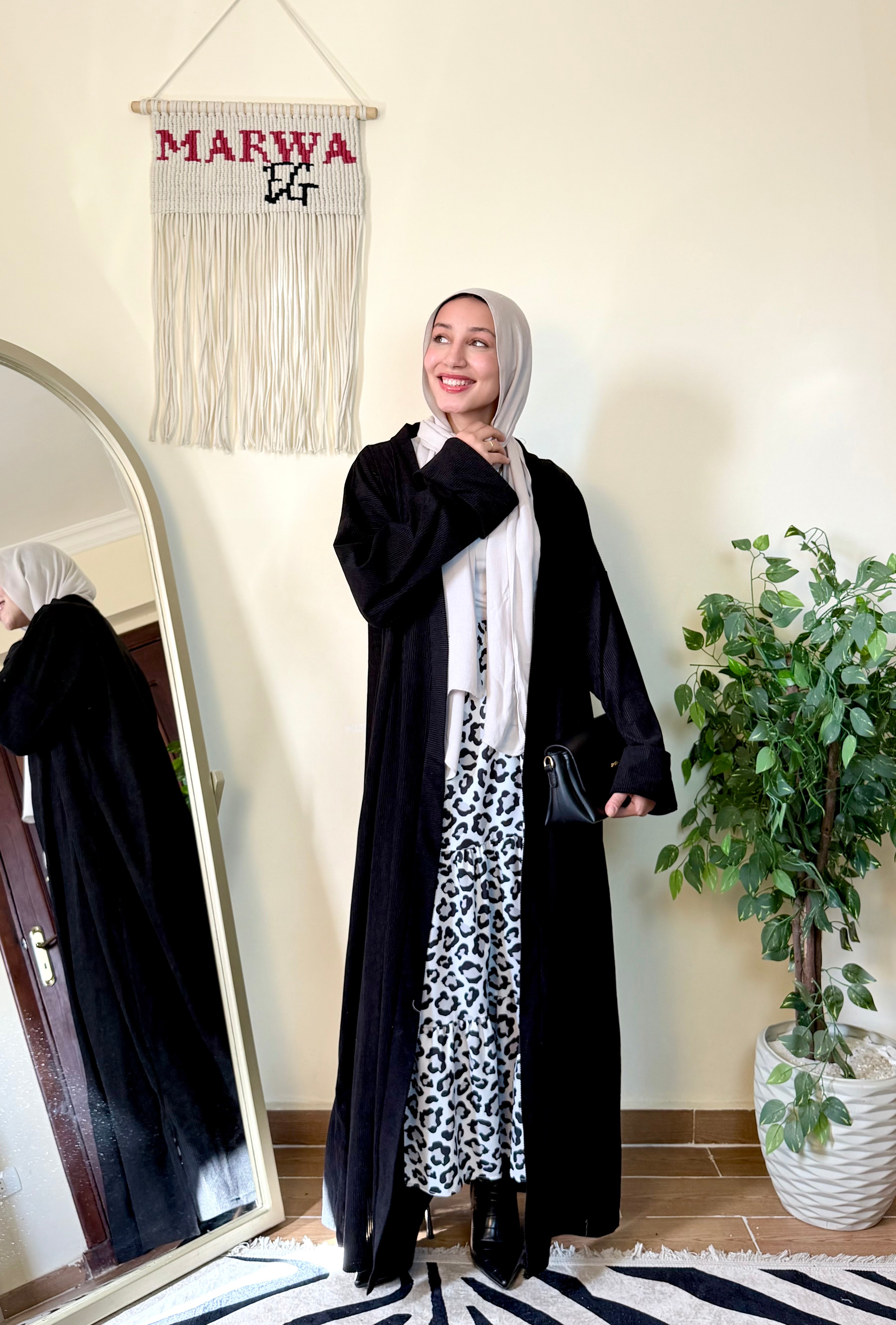 عباية مفتوحة